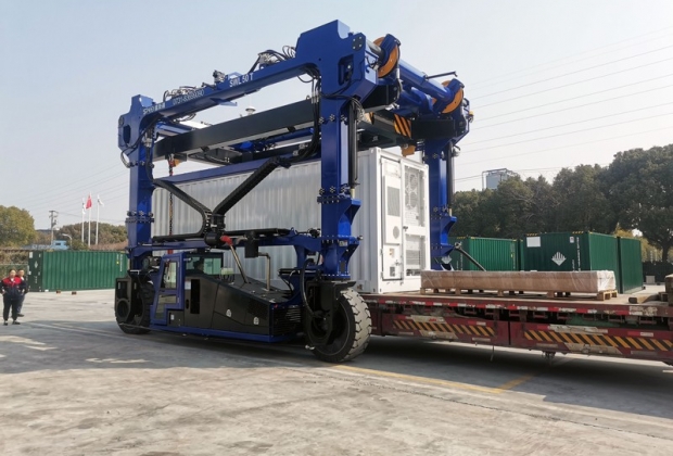 50T跨運車儲能（néng）箱阿特斯（sī）使用現場